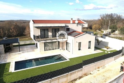 Una nuova casa con piscina in una posizione tranquilla