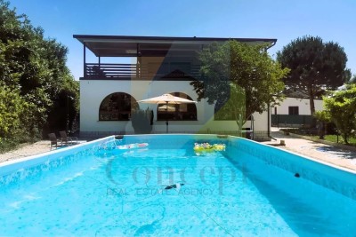 Poreč, dintorni, Ampia villa con 5 camere da letto e vista mare, a 4 km dal mare