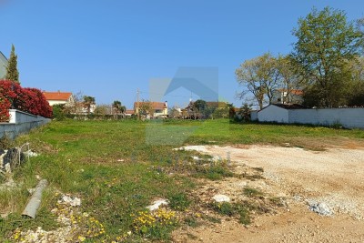 Poreč, Terreno edificabile in posizione ricercata a 2 km dal mare