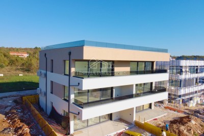 Prostrani penthouse vrhunske kvalitete sa krovnom terasom na traženoj lokaciji