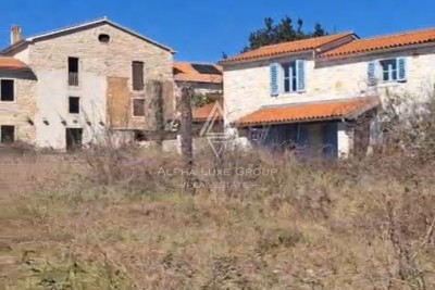 Građevisko zemljište sa gotovom kućom s bazenom i dodatnom ruševnom kućom