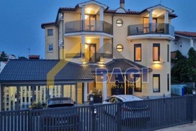 PULA-VILA SA 8 APARTMANA 200m OD MORA SA POGLEDOM