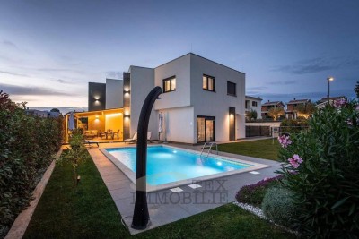 Moderna hiša z bazenom in pogledom na morje, 158m2