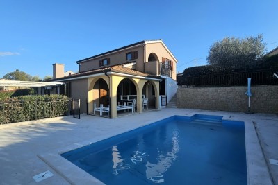 Casa con piscina e vista panoramica in vendita – Parenzo, Istria