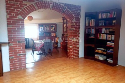 Pula centar, prostrani četverosobni stan na odličnoj lokaciji, 122 m2