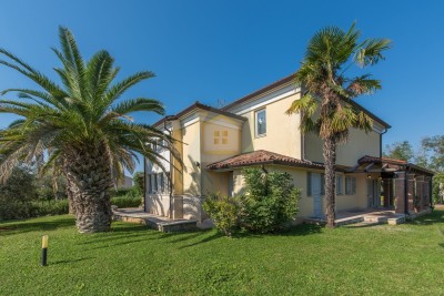 Poreč, uža okolica, Klasična luksuzna vila na odličnoj lpokaciji, 1 km od mora