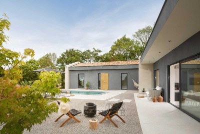 Vila s tradicionalnimi elementi in modernim dizajnom