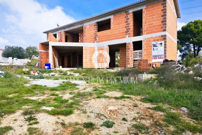 Nuova villa moderna con piscina in una posizione tranquilla - nella fase di costruzione