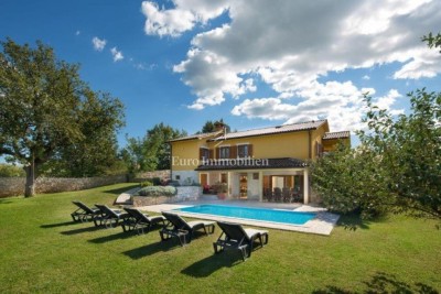 Okolica Labina - kuća s bazenom na mirnoj lokaciji