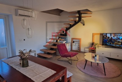 Renoviertes Steinhaus auf drei Etagen mit Hof und Parkplatz