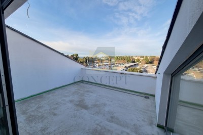 Poreč, centrum, byt v novostavbě ve 4. patře s výhledem na moře, 200 m od moře