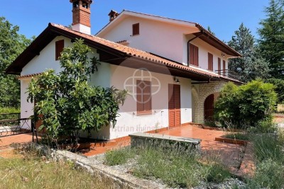 Rustikalna obiteljska kuća s prostranom okućnicom, šternom i vinskim podrumom