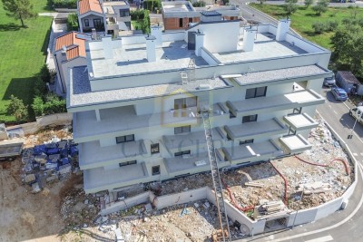 Poreč, okolica, Stan na prizemlju s dvije spavaće sobe i vrtom, 1500 m od mora - u izgradnji