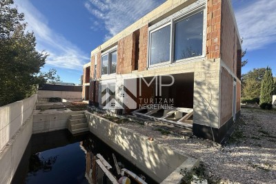 Doppelhaushälfte „A“ mit Swimmingpool, 1 km vom Strand entfernt, in ruhiger Lage in Ližnjan