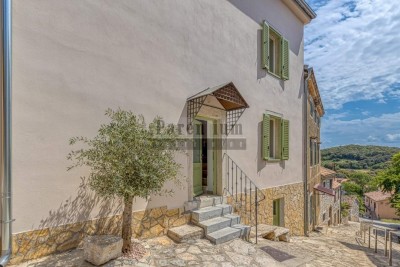 Casa con tre appartamenti ben arredati a Orsera