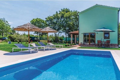 POREČ, DUGOROČNI NAJAM DVIJE KUĆE S BAZENOM I VELIKIM DVORIŠTEM