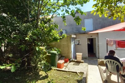 Pula!  Prizemnica s velikim vrtom i terasom.