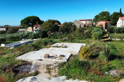 Baugrundstück mit errichteter Fundamentplatte, rechtskräftiger Baugenehmigung und bezahltem kommunalem Beitrag