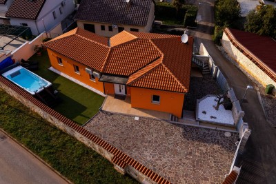 NOVIGRAD, VILA S BAZENOM, 50 METARA OD MORA I PREDIVNIM POGLEDOM NA MORE