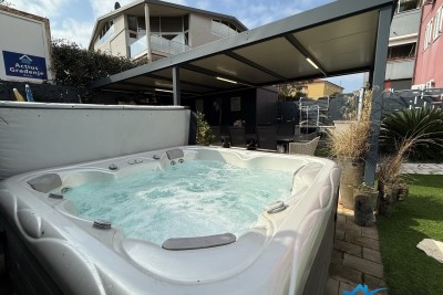 Stan sa velikim vrtom i jacuzzijem u Novigradu