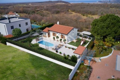 Ein schönes Familienhaus in ruhiger Lage nahe dem Meer, Buje und der Grenze