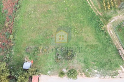 Poreč, okolí, stavební pozemek na konci sídliště, 5 km od moře