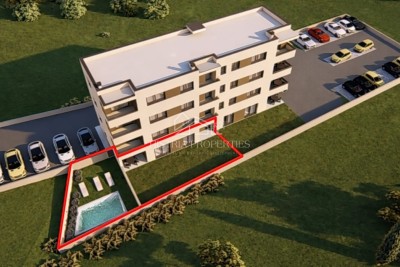 Stan sa bazenom, 3 spavaće sobe i 100m2 dvorišta blizu mora
