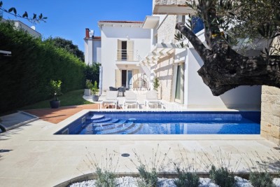 Villa di design con piscina e vista panoramica sul mare