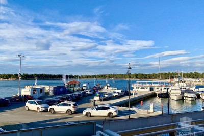 PRVA VRSTA OB MORJU! STAN NA IZJEMNI LOKACIJI V NOVIGRADU!