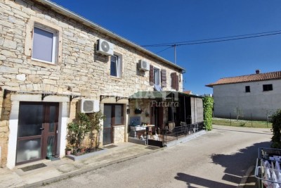 Beautiful stone house with 2 apartments in a quiet location near Poreč