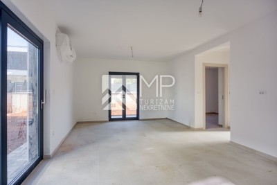 Medulin, LUXURY NEW BUILDING, ground floor apartment with garden, 500m from the sea