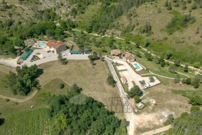 Resort površine 31.026 m2 sa dvije vile, kamp odmorištem, restoranom