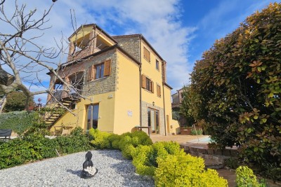 Šarmantna vila s bazenom i pogledom na more – Kaštelir, Istra