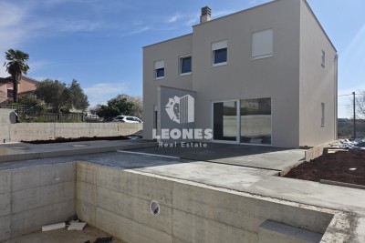 Moderna dvojna kuća s bazenom u okolici Umaga