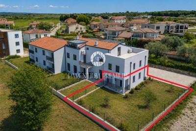 Dvoetažni stan s dvorištem i pogledom na more
