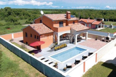 Pula, Moderna vila s bazenom, 5km od mora