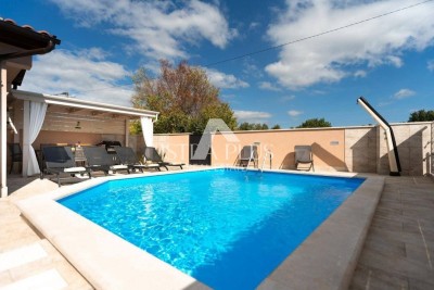 Hiša v nizu z bazenom - okolica Poreča