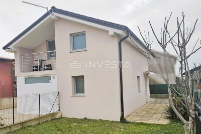 Peroj – Zgornje nadstropje počitniške hiše z dvoriščem, blizu morja