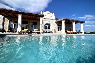 Edinstvena prenovljena vila – nekdanja podeželska šola z bazenom in wellnessom v osrčju Istre