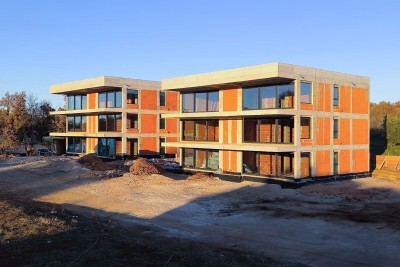 LUXUSWOHNUNG (84,5 m²) MIT GARTEN UND TERRASSE 3 KM VOM MEER UND DEM ZENTRUM VON POREČ - ISTRIEN! - in Gebäude