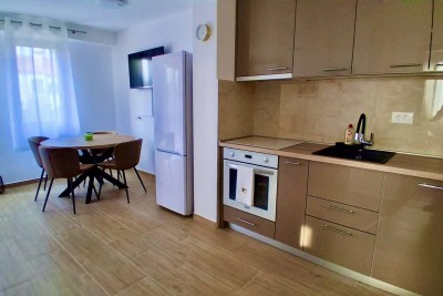 POREČ, ČERVAR PORAT, RENOVIRAN APARTMAN SAMO 150 METARA OD PLAŽE