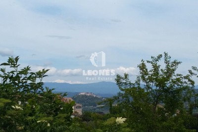 Terreno edificabile con progetto concettuale e vista su Motovun a Visinada