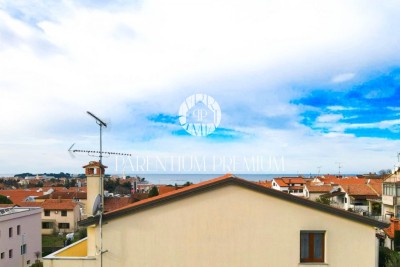 Novo stanovanje s teraso in pogledom na morje, 800m od centra Poreča in urejenih plaž