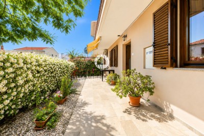 Novigrad, stan u prizemlju  s dvije stambene jedinice,  300m od mora