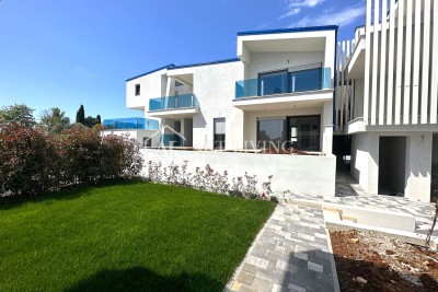 Umag, okolica - atraktivan stan u novogradnji, 300 m od mora - TOP lokacija