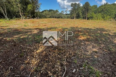 Vinkuran, land at the very entrance along the main road