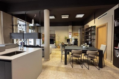 ISTRA, NOVIGRAD, POSLOVNI PROSTOR NA VRHUNSKOJ LOKACIJI, PRILIKA!