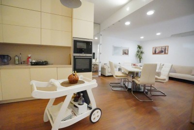 POREČ, PRODAJE SE  TROSOBAN STAN, PRIZEMLJE S VRTOM SAMO 600 M OD MORA