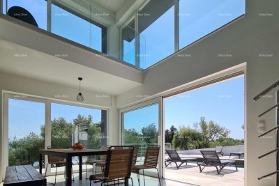 Moderna villa con piscina riscaldata e vista mare