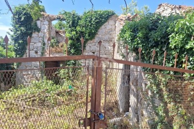 Samostojeća kamena ruševina na lijepoj lokaciji blizu Poreča i mora